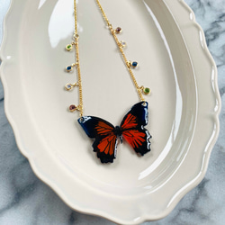 朱色のアゲハ蝶のネックレス 1枚目の画像