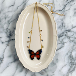 朱色のアゲハ蝶のネックレス 2枚目の画像
