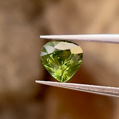 天然！4色 キラキラジルコン ルース　 希少カラー ジルコン ルース グリーン ジルコン 0.98 カラット ペアカット 美しい