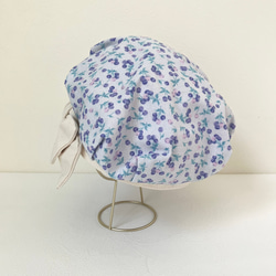 ベビーキッズの帽子  青いさくらんぼ柄のキャスケット（ブルー、パープル　こどもサイズ）夏の紫外線や熱中症対策にも 2枚目の画像