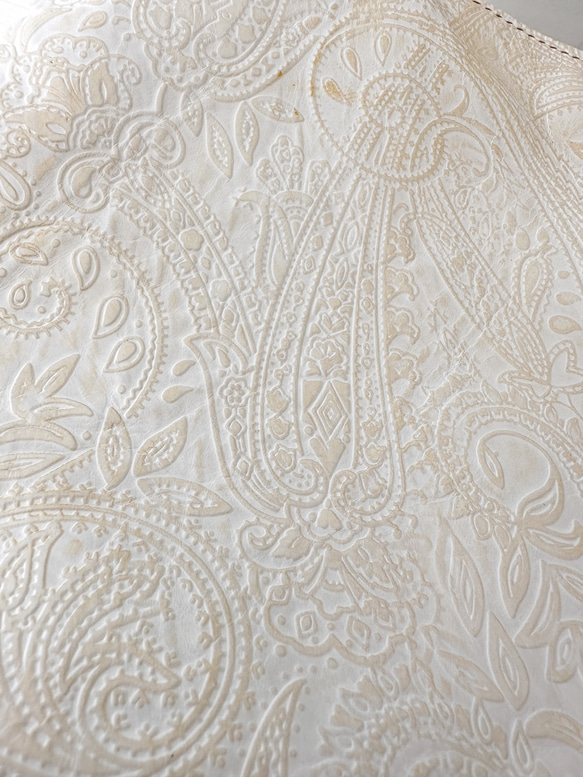プリモ 本革 レザー 刺繍 チュール 花柄 ペイズリー パール ベージュ 3枚目の画像