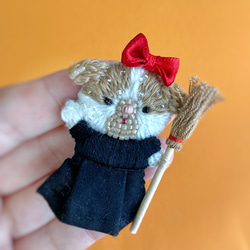 15秋のおともだちブローチ　うさぎ　ビーズ刺繍　オートクチュール刺繍　垂れ耳　ハロウィン　魔女　魔法使い 7枚目の画像