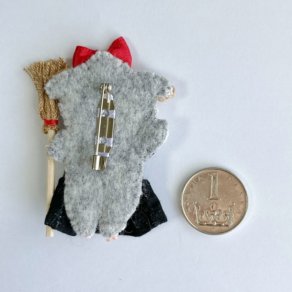 15秋のおともだちブローチ　うさぎ　ビーズ刺繍　オートクチュール刺繍　垂れ耳　ハロウィン　魔女　魔法使い 6枚目の画像