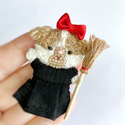 15秋のおともだちブローチ　うさぎ　ビーズ刺繍　オートクチュール刺繍　垂れ耳　ハロウィン　魔女　魔法使い 1枚目の画像