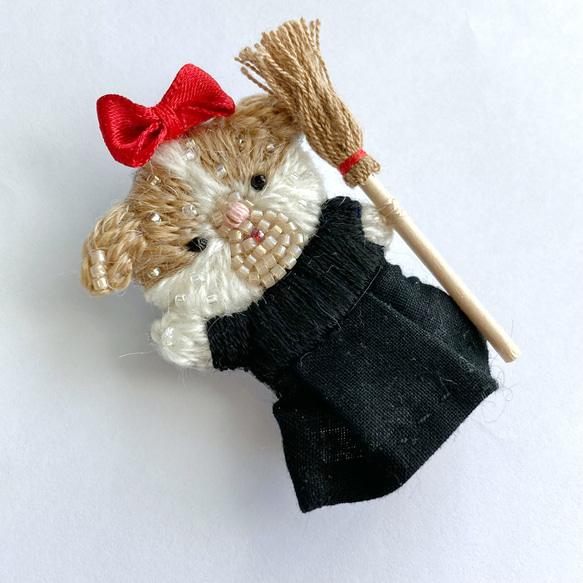 15秋のおともだちブローチ　うさぎ　ビーズ刺繍　オートクチュール刺繍　垂れ耳　ハロウィン　魔女　魔法使い 5枚目の画像