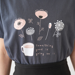 花とカフェラテ Tシャツ デニムグレー 2枚目の画像