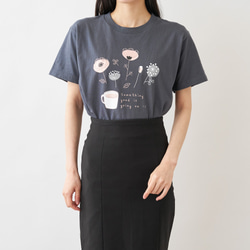 花とカフェラテ Tシャツ デニムグレー 4枚目の画像