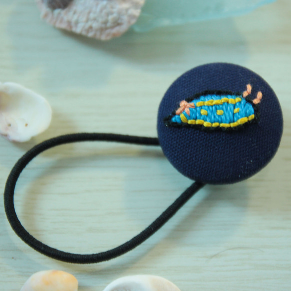 アオウミウシ刺繍くるみボタンヘアゴム 3枚目の画像