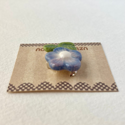 陶器のお花ブローチ　青紫／小さめ 7枚目の画像
