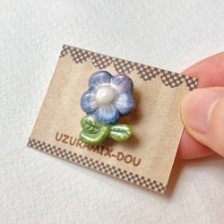 陶器のお花ブローチ　青紫／小さめ 4枚目の画像