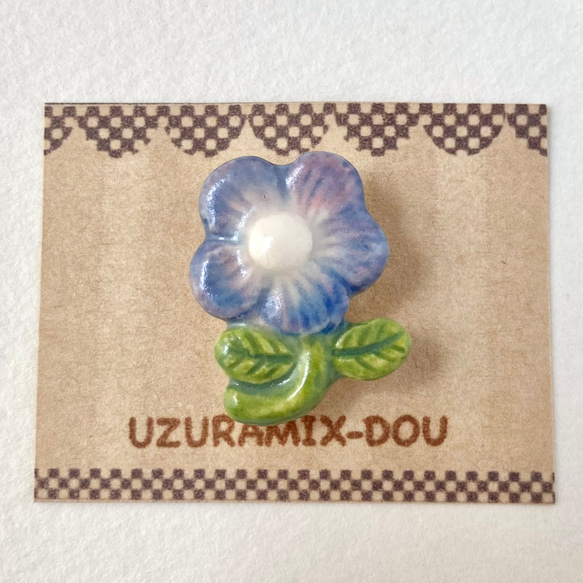陶器のお花ブローチ　青紫／小さめ 1枚目の画像