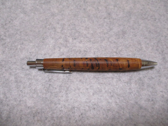 屋久杉　泡瘤　椿油仕上げ　ワンピースタイプの木軸ボールペン　希少材 2枚目の画像
