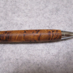 屋久杉　泡瘤　椿油仕上げ　ワンピースタイプの木軸ボールペン　希少材 10枚目の画像