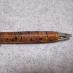 屋久杉　泡瘤　椿油仕上げ　ワンピースタイプの木軸ボールペン　希少材 7枚目の画像