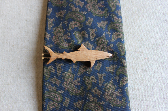 ホオジロザメ木製ネクタイピン 7枚目の画像