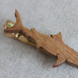ホオジロザメ木製ネクタイピン 4枚目の画像