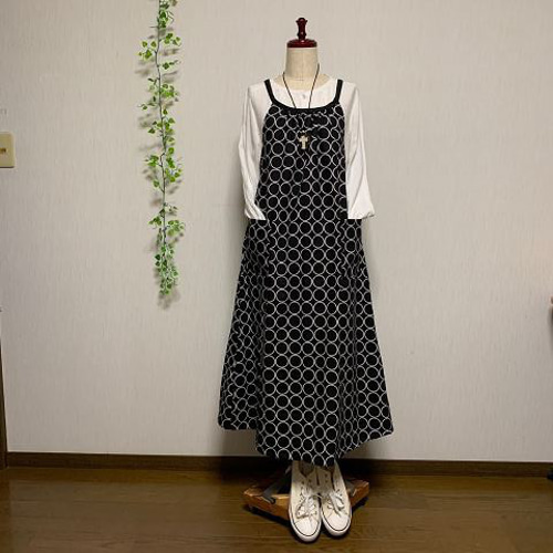 エプロンワンピース 黒に白丸 ロング丈 着丈120cm マキシ丈 いつもの服  