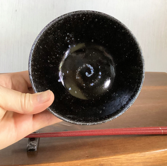 窯変虹彩黒 しのぎ飯碗(大)　真鍮ポッチ 3枚目の画像