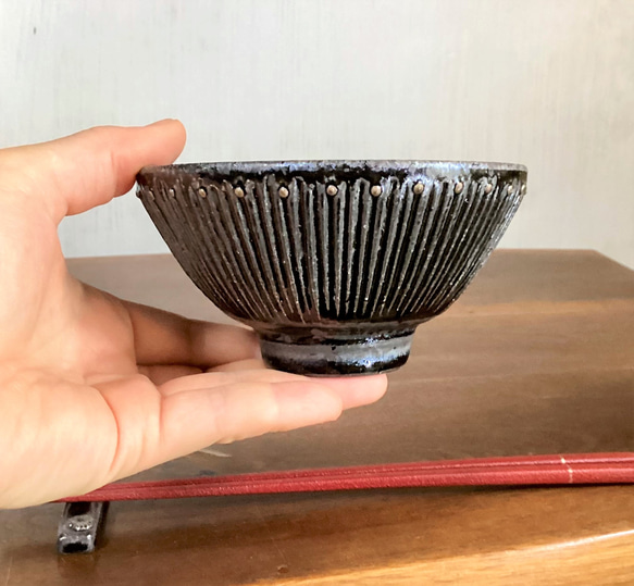 窯変虹彩黒 しのぎ飯碗(大)　真鍮ポッチ 2枚目の画像