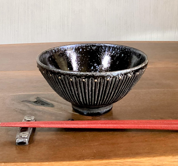 窯変虹彩黒 しのぎ飯碗(大)　真鍮ポッチ 1枚目の画像