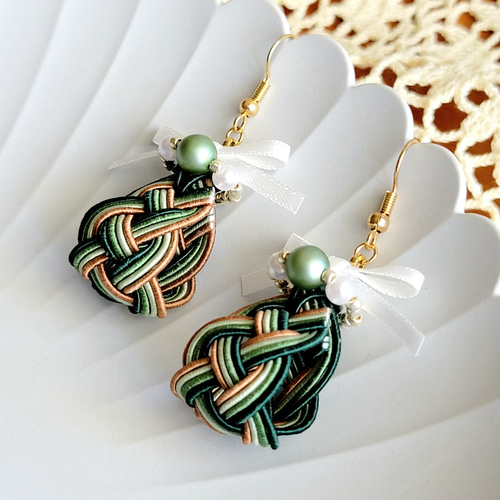 水引の四つ編み耳飾り～緑×薄茶 ピアス（フック・チェーン） Odd-Eye