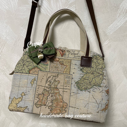オランダ輸入ゴブラン織 お洒落な世界地図柄を使ったカパッと開閉軽量2Wayボストンバッグ（リボンコサージュ付き） 5枚目の画像