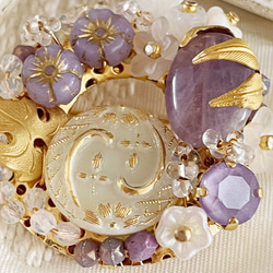 紫花冠　アメジストとガラスボタンのブローチ 8枚目の画像