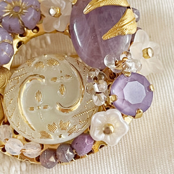 紫花冠　アメジストとガラスボタンのブローチ 3枚目の画像