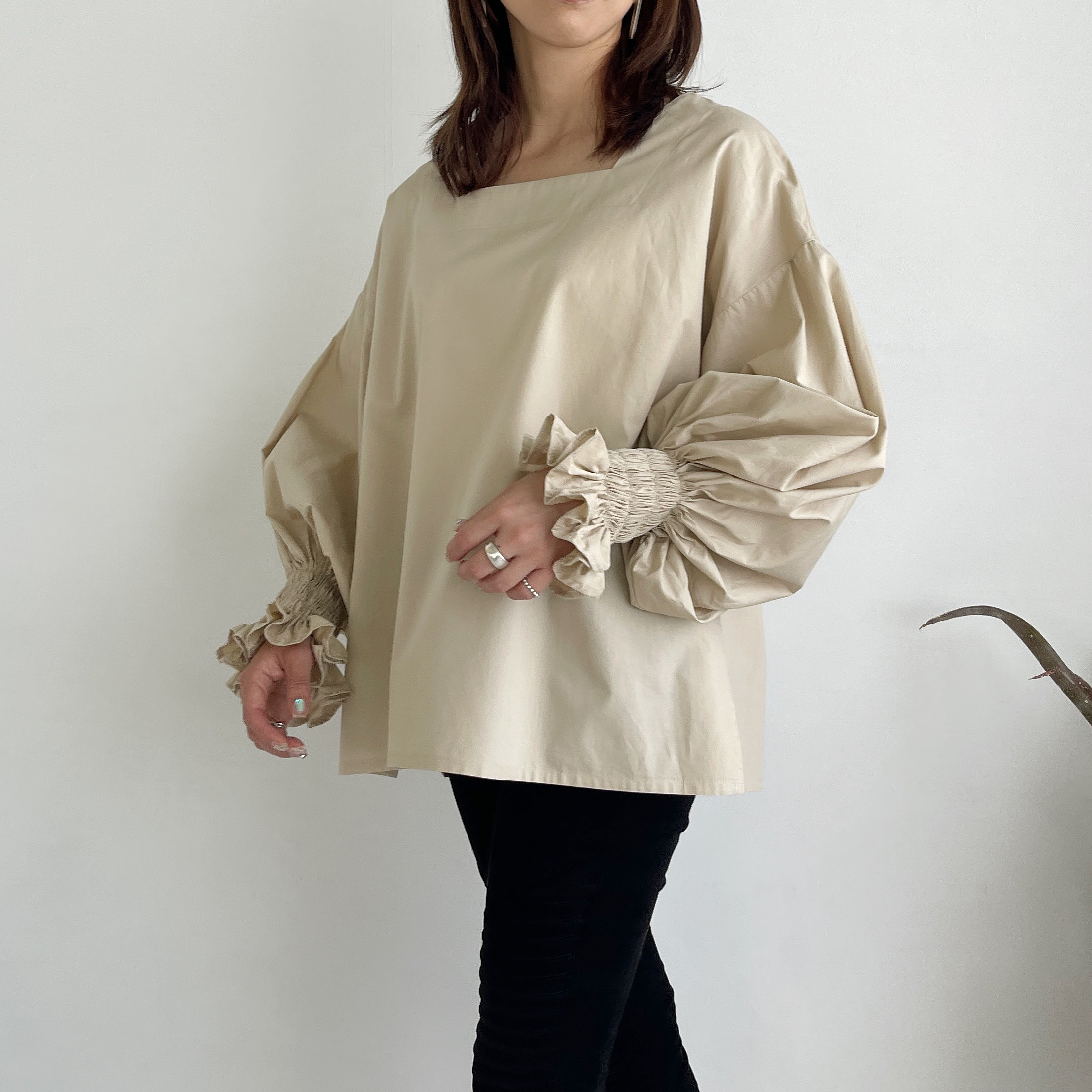 シャーリングバルーンスリーブブラウス(ベージュ)