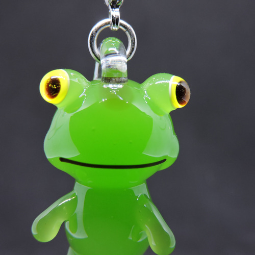 ガラスのストラップ・なぞの人形：見つめるカエル その他アクセサリー