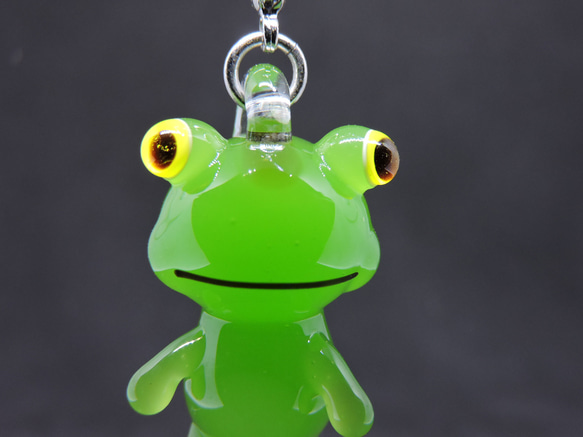 ガラスのストラップ・なぞの人形：見つめるカエル その他アクセサリー