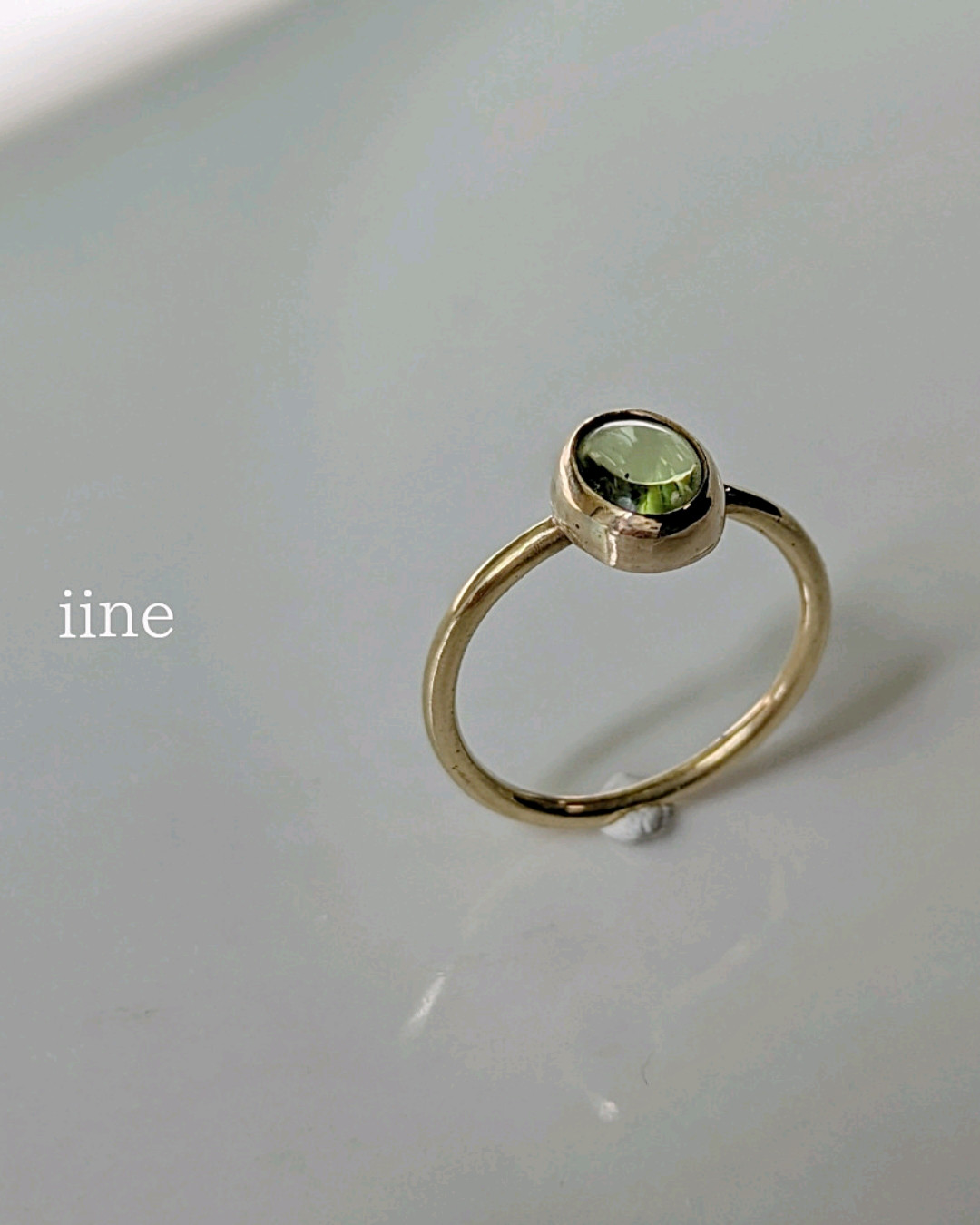 クリアなグリーンが手元を彩る*光と希望*宝石質ペリドットのミニオーバルリング
