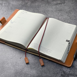 【手縫】ほぼ日5年手帳用キャメル本革カバー（角花飾）2本しおり付き（バタフライストッパー） 2枚目の画像