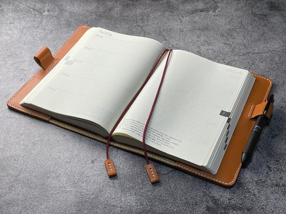 【手縫】ほぼ日5年手帳用キャメル本革カバー（角花飾）2本しおり付き（バタフライストッパー） 2枚目の画像