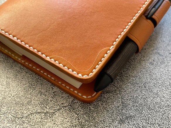 【手縫】ほぼ日5年手帳用キャメル本革カバー（角花飾）2本しおり付き（バタフライストッパー） 5枚目の画像