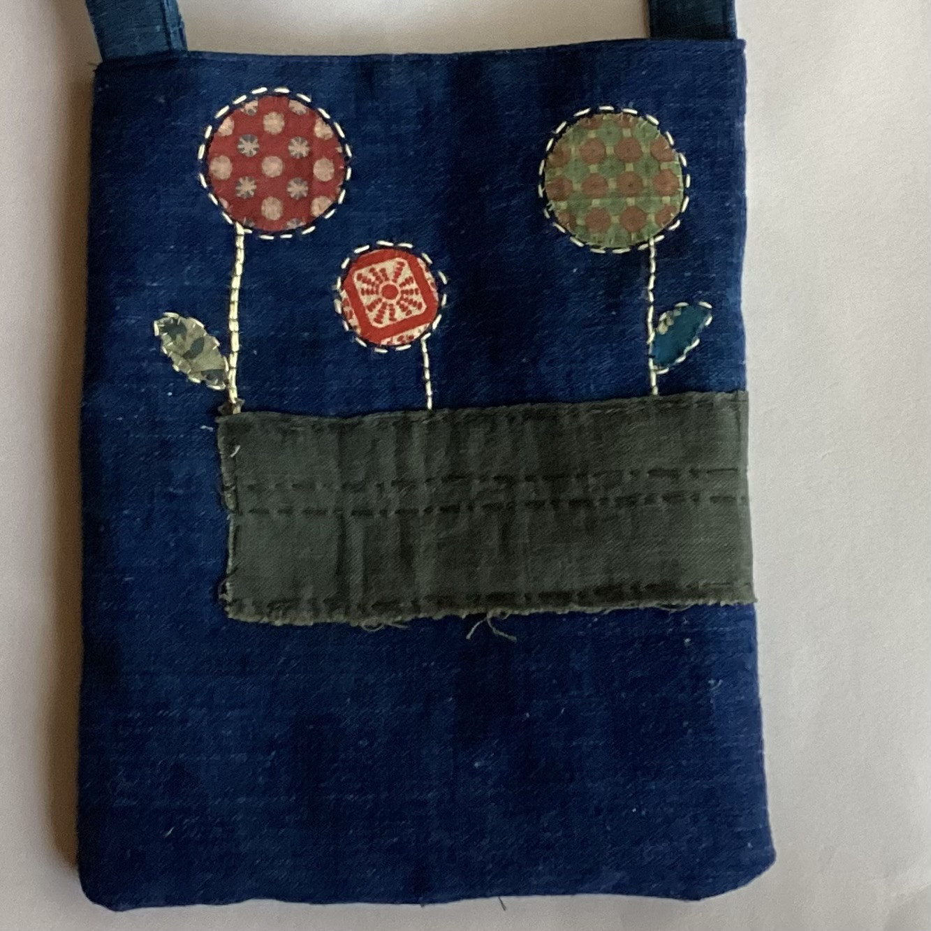 藍染め　つぎ当て利用のポシェツト　(1)