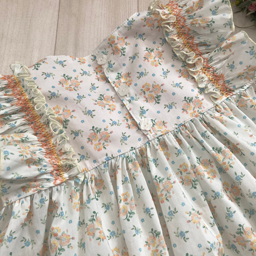 スモッキング刺繍のワンピース90㎝㎝ （リバティプリント ） 子供服  