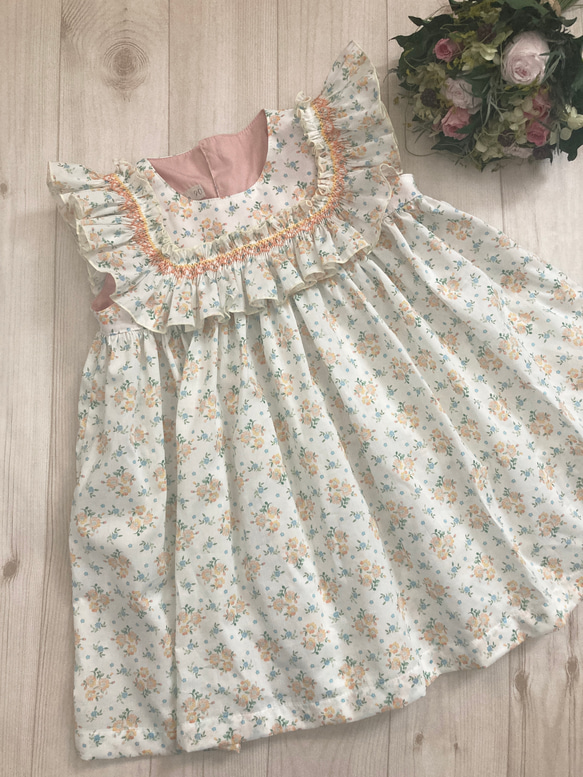 スモッキング刺繍のワンピース90㎝㎝ （リバティプリント ） 子供服  