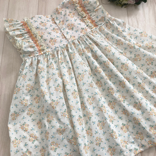 スモッキング刺繍のワンピース90㎝㎝ （リバティプリント ） 子供服