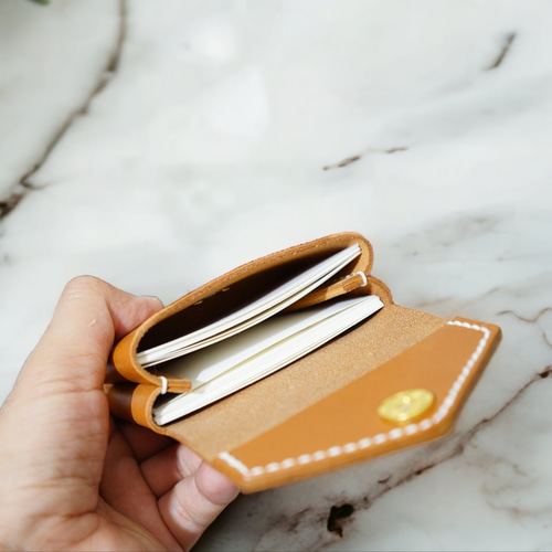 たっぷり入るふっくら可愛いキャメルのレザーカードケース 革小物