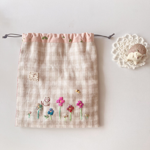 ほっこり花刺繍と猫さんの巾着袋、小物入れ コスメ入れに♡ 巾着袋