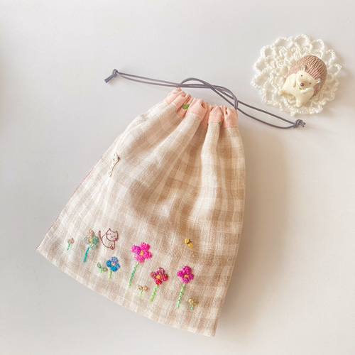 ほっこり花刺繍と猫さんの巾着袋、小物入れ コスメ入れに♡ 巾着袋