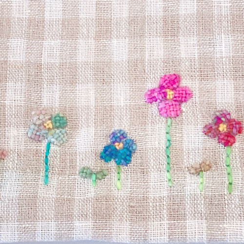 ほっこり花刺繍と猫さんの巾着袋、小物入れ コスメ入れに♡ 巾着袋