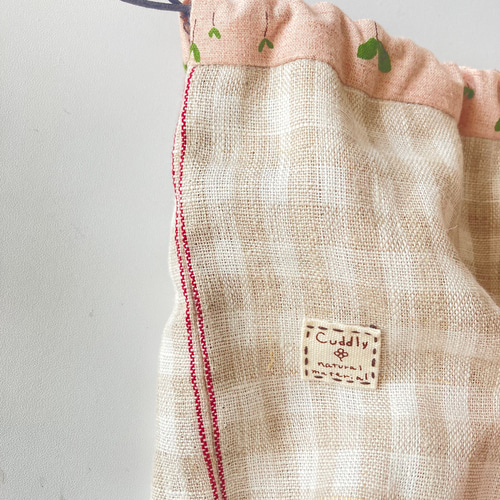 ほっこり花刺繍と猫さんの巾着袋、小物入れ コスメ入れに♡ 巾着袋