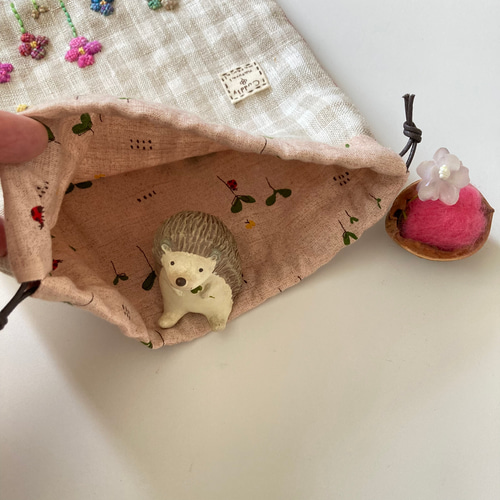 ほっこり花刺繍と猫さんの巾着袋、小物入れ コスメ入れに♡ 巾着袋