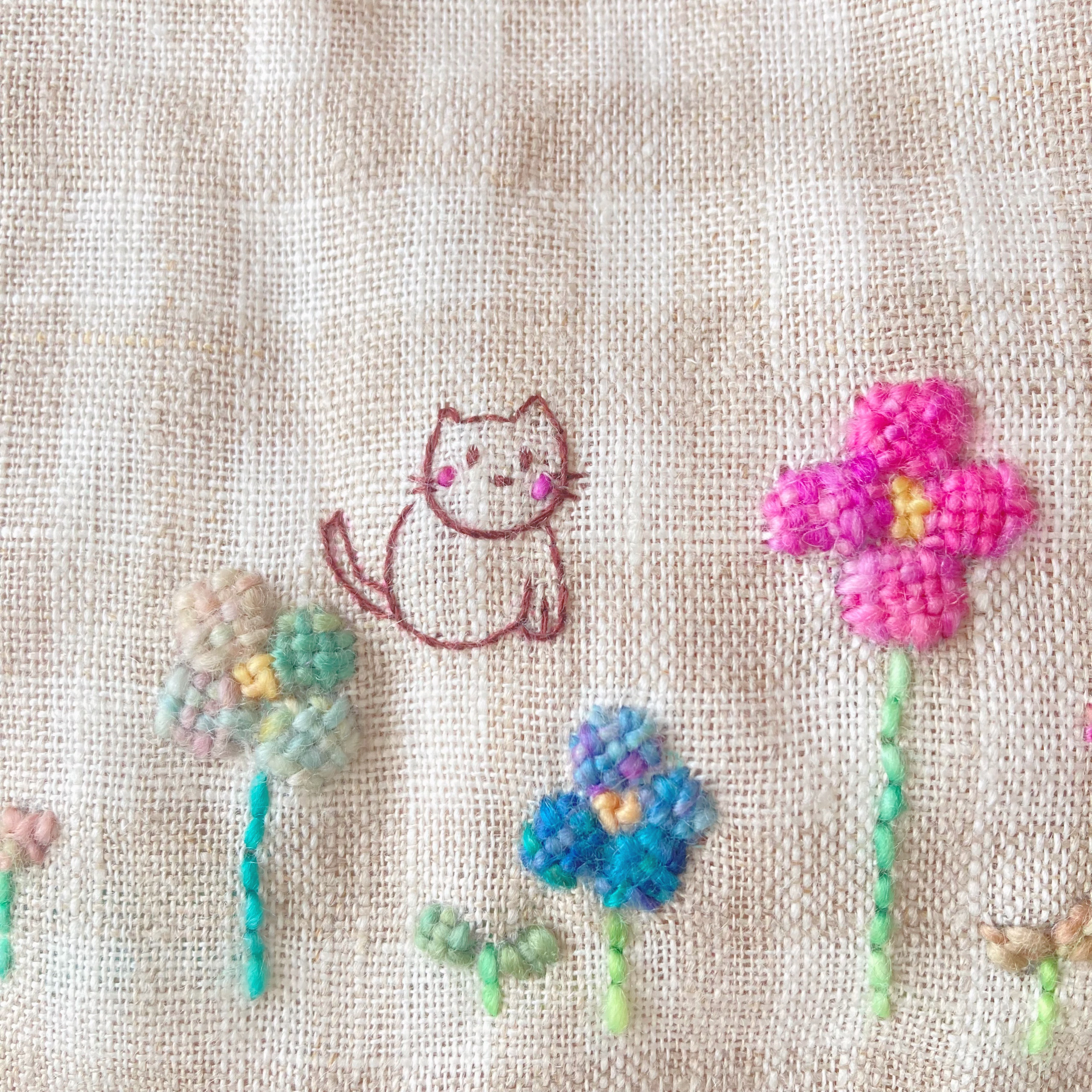 グーグー猫。マチ付巾着袋　（大きな花刺繍＊水色)