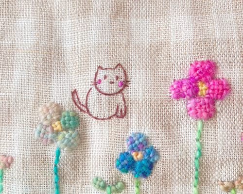 ほっこり花刺繍と猫さんの巾着袋、小物入れ コスメ入れに♡ 巾着袋