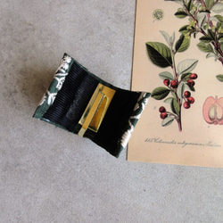 刺繡リボンのポニーフック ■ カーブデザイン ■ クリーム色の草花刺繍　B：グリーン 5枚目の画像