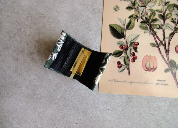 刺繡リボンのポニーフック ■ カーブデザイン ■ クリーム色の草花刺繍　B：グリーン 5枚目の画像