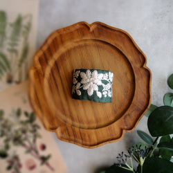 刺繡リボンのポニーフック ■ カーブデザイン ■ クリーム色の草花刺繍　B：グリーン 1枚目の画像